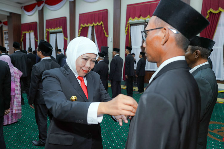Gubernur Khofifah Kembali Sematkan Satyalancana Karya Satya 576 ASN Jatim