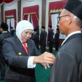 Gubernur Khofifah Kembali Sematkan Satyalancana Karya Satya 576 ASN Jatim