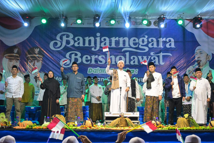 Banjarnegara Bershalawat, Habib Ali Zaenal Assegaf Hangatkan Malam Tirakatan HUT ke-80 RI