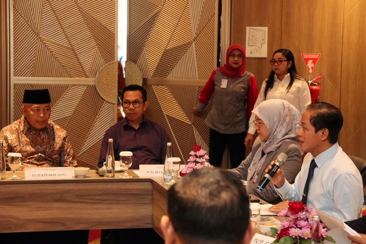 Menteri Lingkungan Hidup RI, Hanif Faisol Nurofiq, rapat bersama tiga kepala daerah Malang Raya terkait kesiapan percontohan Waste to Energy, di Grand Mercure Malang Mirama, Senin (18/8/2025). (Foto: Prokopim)