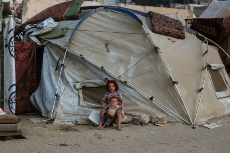 Ilustrasi anak-anak duduk di depan tenda pengungsi Palestina di dekat pantai di Kota Gaza pada 10 Agustus 2025. (ANTARA/Xinhua/Rizek Abdeljawad)
