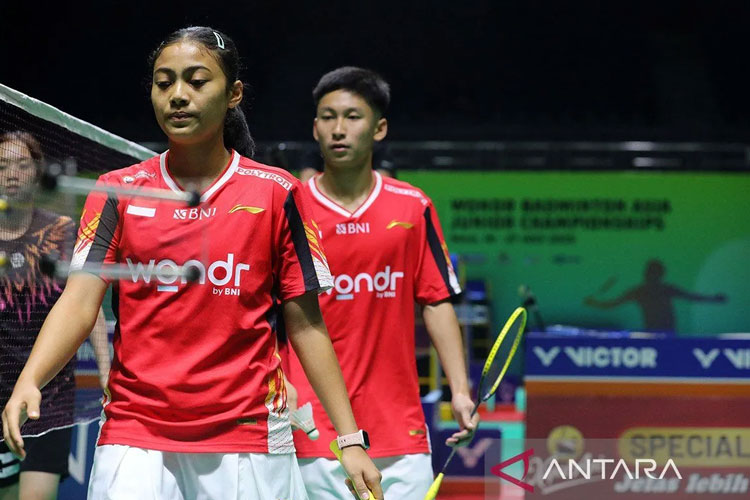 Kenzie Yoe (kanan)/Luna Rianty Saffana (kiri) saat melawan wakil Makau Lei Lok Him/Chan Hao Wai dalam laga penyisihan Grup B beregu campuran Kejuaraan Asia Junior di GOR Manahan, Solo, Jawa Tengah, Jumat (18/7/2025). (FOTO: ANTARA/HO-PBSI/am)