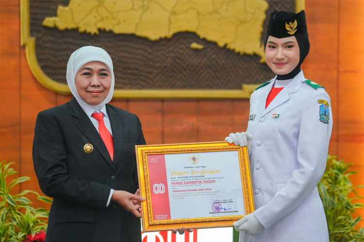 Gubernur Khofifah saat malam apresiasi kepada para pendukung acara HUT ke-80 Republik Indonesia di Gedung Negara Grahadi, Minggu (17/8/2025) malam.(FOTO: Dok.Humas Pemprov Jatim)