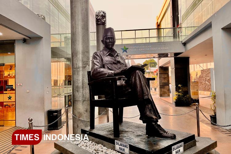 Patung Bung Karno di area Galeri Bung Karno, Blitar, menjadi daya tarik utama bagi pengunjung yang datang pada Sabtu sore. (FOTO: Ardana Pramayoga/TIMES Indonesia)