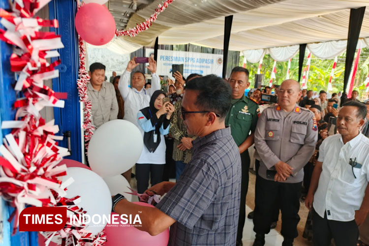 Rakiwan SH, Camat Rakit dan BGN Banjarnegara saat meresmikan SPPG Adipasir. (FOTO: Muchlas Hamidi/TIMES Indonesia)