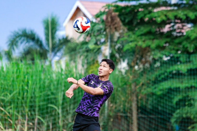 Pemain Persik Kediri Ady Eko Jayanto saat tengah berlatih (Foto : dok Persik Kediri)
