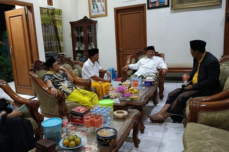 Ketua Golkar Jatim Ali Mufthi saat sowan ke Pengasuh Ponpes Al-Fatimah, KH. Tamam Syaifuddin, di Kediaman Jambean, Sukorejo, Bojonegoro, Minggu (17/8/2025) malam. (FOTO: Dok. Golkar Jatim)