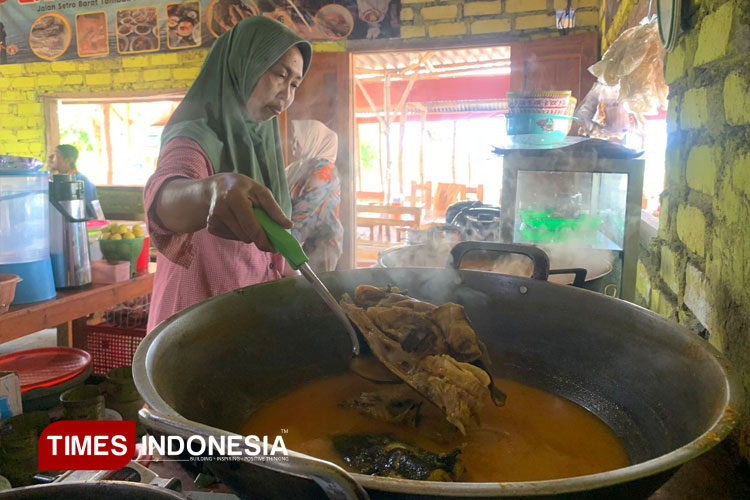 Mencicipi Kelan Sembilang Pundung Raya, Kuliner Lezat dengan View Tambak di Gresik