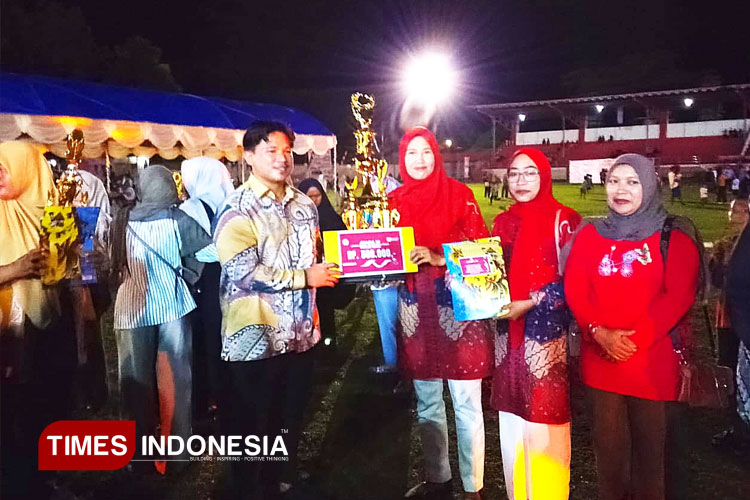 menyerah-hadiah-salah-satu-lomba.jpg