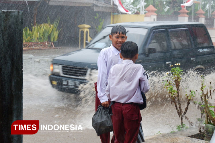 Banjir di Jalan RE Martadinata Craken Kulon Sumberharjo Pacitan akibat luapan sungai sisi selatan saat hujan deras. (FOTO: Yusuf Arifai/TIMES Indonesia)