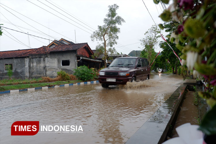 Banjir-di-mobil.jpg