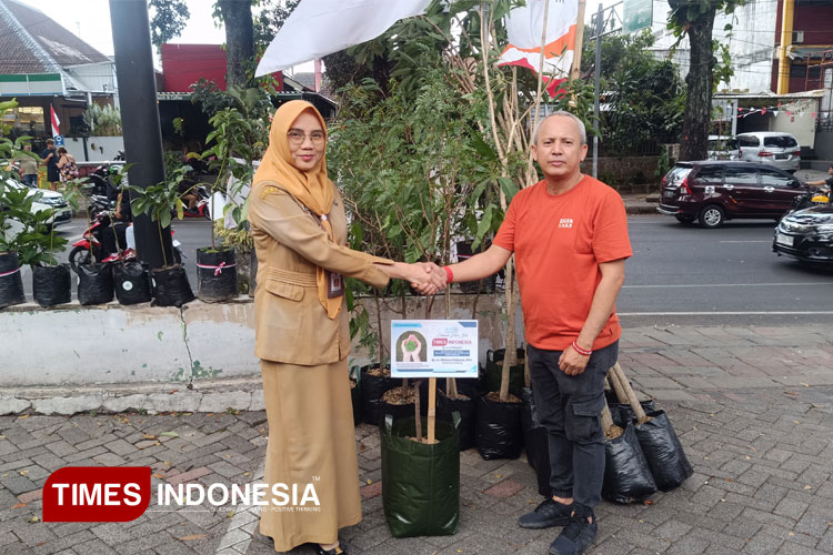 Pohon penghijauan dari Wali Kota Malang Wahyu Hidayat diserahkan kepada TIMES Indonesia, Selasa (19/8/2025). (Foto: Candra /TIMES Indonesia)