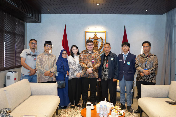 Bupati Kediri bersama istri dan guru masa bupati dan istri sekolah di SMA Negeri 82 Jakarta. (Foto: Diskominfo Kabupaten Kediri for TIMES Indonesia)