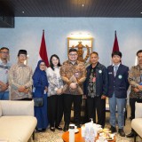 Bupati Kediri dan Istrinya Bertemu dan Video Call Guru SMA Mengingat Momen Kenangan