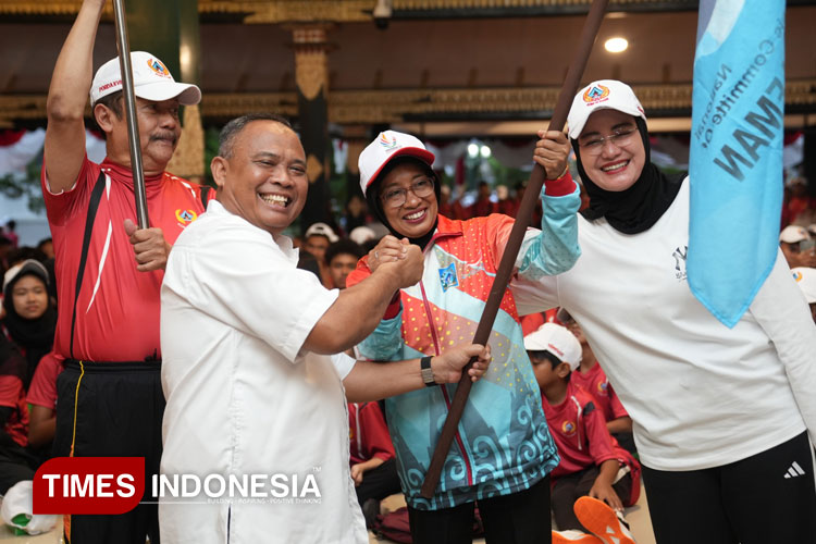 Bupati Sleman ketika melepas kontingen Porda XVII dan Peparda IV DIY  2025.(FOTO: A.Riyadi/TIMES Indonesia)