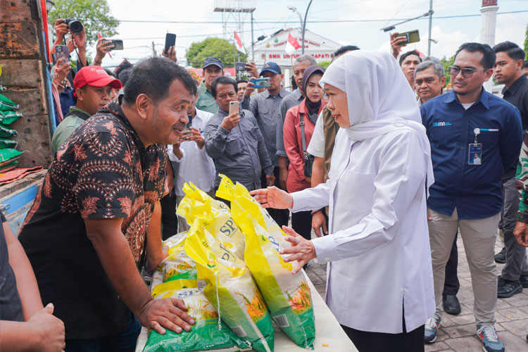 Gubernur Khofifah saat acara Pasar Murah Pemprov Jatim di halaman Taman Kota Pasuruan, Selasa (19/8/2025) pagi.(Dok.Humas Pemprov Jatim)
