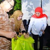 Gubernur Khofifah Turun Langsung Pastikan Taman Apsari Bersih dan Pulih Pasca Pesta Rakyat