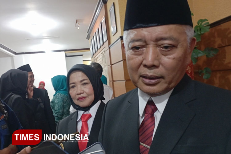 Bupati Malang HM Sanusi dan Wabup Malang, Hj. Lathifah Shohib, dalam kesempatan di depan awak media. (Foto: Amin/TIMES Indonesia)