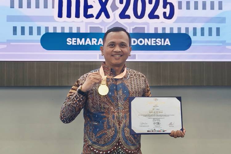 HUT ke-80 RI, Kepala SMKN 1 Sudimoro Pacitan Persembahkan Medali Emas Internasional