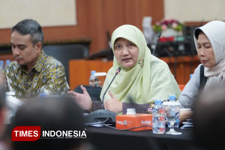 Ketua Fraksi PKS DPRD Jatim Lilik Hendarwati saat menyampaikan pandangannya terkait kenaikan target pajak dan retribusi daerah. (foto: zisti shinta/TIMES Indonesia)