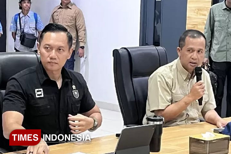 Menko AHY dan Mentrans Iftitah saat kunjungan kerjanya di PT MSM Sumba Timur. (FOTO:Habibudin/TIMES Indonesia)