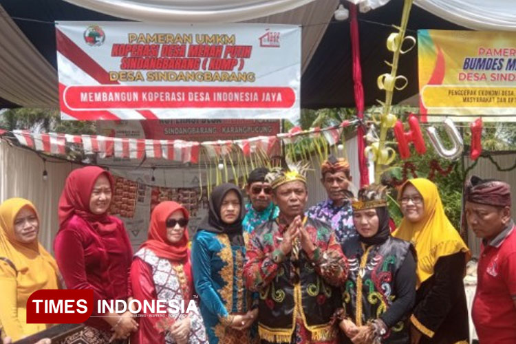 Para peserta Jambore Desa Wisata dan Kepala Desa Sindangbarang, Rusilam SH. (FOTO: Estanto Prima Yuniarto/TIMES Indonesia)