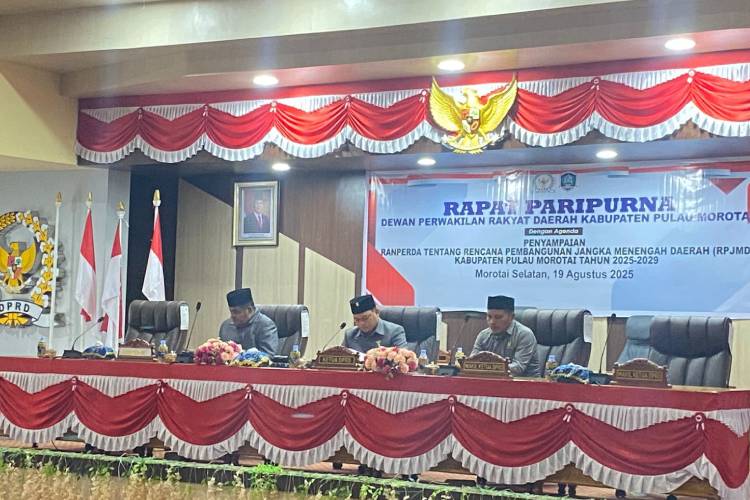 Asisten III Pemkab Morotai Hi Radjak Lotar bersama Ketua DPRD Morotai M Rizki. Selasa (19/8/2025). (Foto: Munces For TIMES Indonesia).