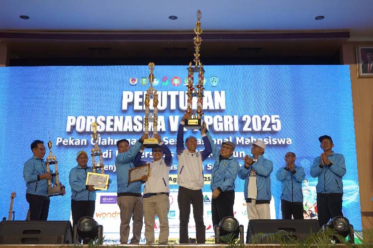 Rektor UNP Kediri angkat tropi sebagai juara Porsenasma V di Madiun (Foto: Dokumen UNP Kediri)