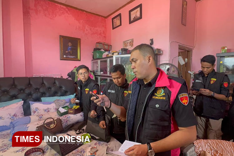 Tim Tipidsus Kejari Sumba Timur saat melakukan penggeledahan dirumah mantan direktur PT Astil. (FOTO: Habibudin/TIMES Indonesia)