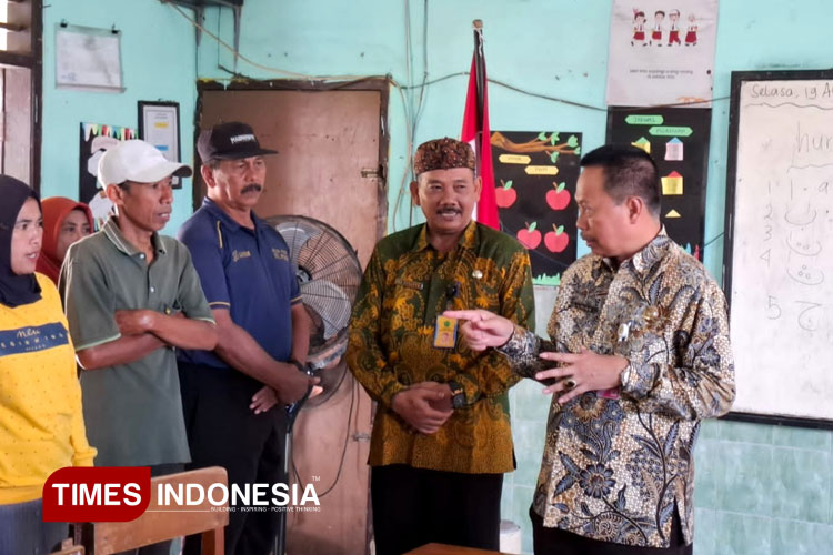 Kepala Dinas Pendidikan Sidoarjo, Tirto Adi (kanan) dan Kepala SDN Candipari II, Susanto (tengah) berdialog dengan orang tua siswa yang dipaksa pindah sekolah. (FOTO: Syaiful Bahri/TIMES Indonesia)