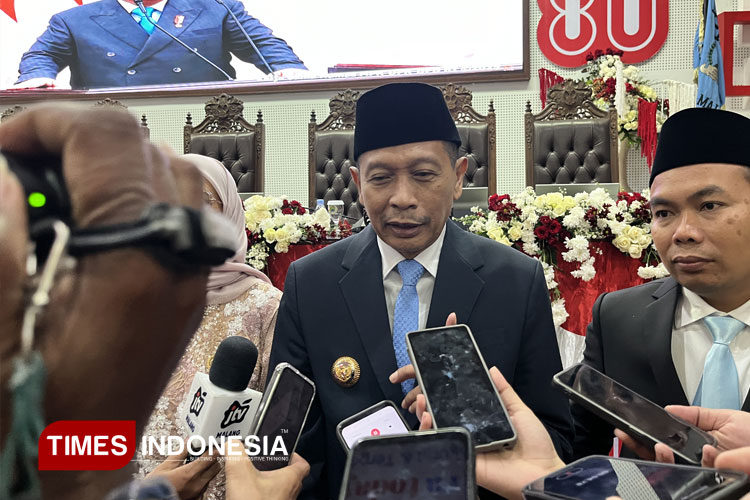 Wali Kota Malang Wahyu Hidayat diwawancarai awak media. (FOTO: Rizky Kurniawan Pratama/TIMES Indonesia)