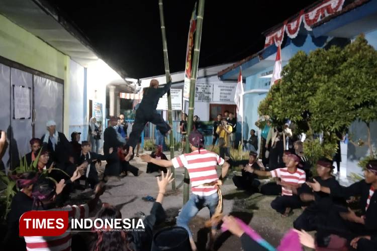 Warga Bondowoso Gelar Ritual Tari Pojhien Meriahkan HUT ke-80 RI, Ini Tujuannya