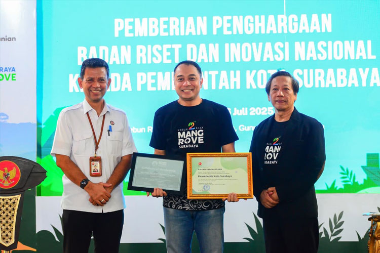 Penyerahan penghargaan oleh BRIN kepada Pemkot Surabaya yang diterima Wali Kota Eri Cahyadi (tengah). (FOTO: Humas Pemkot Surabaya)