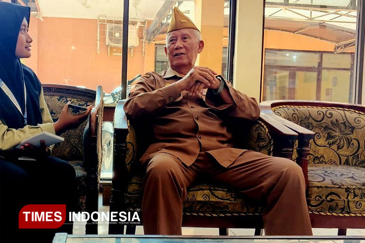 Bambang Soedito, Veteran Pembela Kemerdekaan saat Berbagi Kisah Perjuangannya, di Kantor LVRI Jawa Timur, Selasa (19/08/2025). (FOTO: Della Nur Khofiah-MG/TIMES Indonesia)
