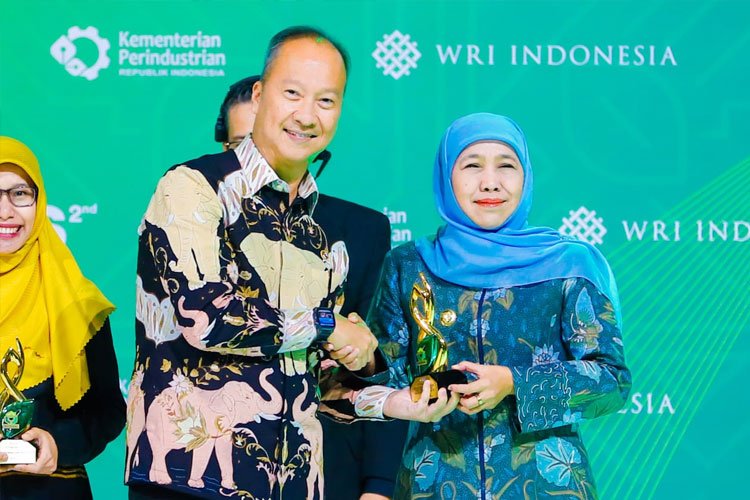 Gubernur Khofifah Terima Penghargaan dari Kemenperin Peringkat Pertama Nasional dalam Implementasi Ekonomi Hijau