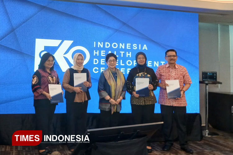 Nila Moeloek bersama narasumber pada Peluncuran Kajian Publik tentang Ideologi Kesehatan Indonesia. (FOTO: Fahmi/TIMES Indonesia)