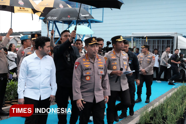 Kapolri Jenderal Listyo Sigit Prabowo didampingi Wakil Gubernur Jatim Emil Dardak dan Kapolresta Sidoarjo Kombes Pol Christian Tobing saat meninjau Pekarangan Pangan Bergizi (P2B) Polresta Sidoarjo. (FOTO: Syaiful Bahri/TIMES Indonesia)