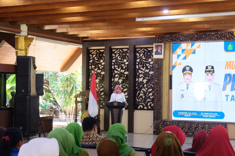 Wakil Bupati Sidoarjo Mimik Idayana saat membuka Musyawarah Perencanaan Pembangunan (Musrenbang) Perempuan 2025 di Pendopo Delta Wibawa (FOTO: Kominfo Sidoarjo)