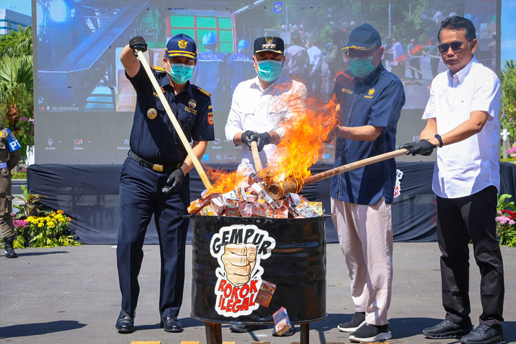 Pemusnahan 11,1 juta batang rokok ilegal di halaman Balai Kota Surabaya. (FOTO: Humas Pemkot Surabaya)