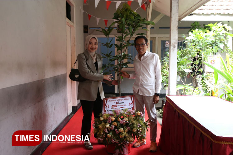 Putri Aidillah Nurfitriyah Kriswanto saat memberikan ucapan ultah bibit pohon ke TIMES Indonesia.