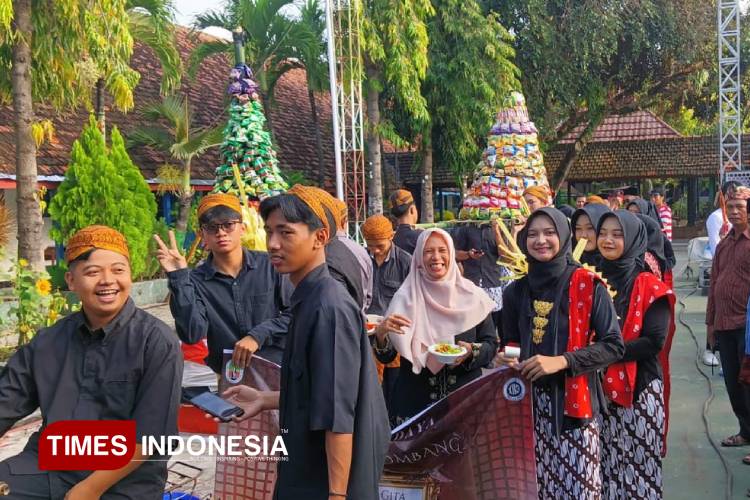 Dua Tumpeng Raksasa Warnai Pawai Budaya HUT ke-45 SMAN 1 Jombang