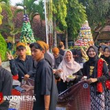 Dua Tumpeng Raksasa Warnai Pawai Budaya HUT ke-45 SMAN 1 Jombang
