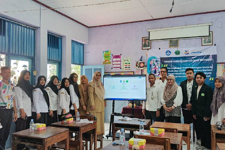 Tim dosen pengabdian masyarakat Universitas NU Jepara saat mengenalkan Smart Edufitkids kepada para guru di SDN 3 Krapyak Tahunan, Selasa (19/8/2025).(Dok.UNISNU)