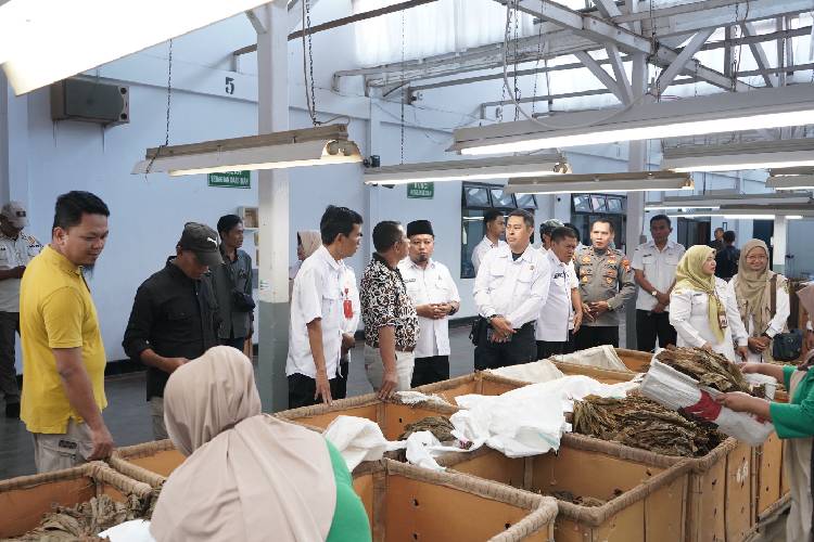 Wakil Bupati Bondowoso As'ad Yahya Syafi'i dan jajaran saat melihat langsung buruh pabrik tembakau dan meninjau langsung penyaluran BLT DBHCHT (FOTO: Humas Pemkab Bondowoso for TIMES Indonesia)