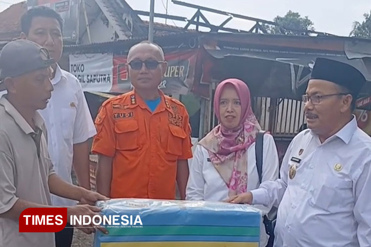 Wakil Wali Kota Banjar saat menyerahkan bantuan kepada korban kebakaran di Langensari. (Foto: Susi/TIMES Indonesia)