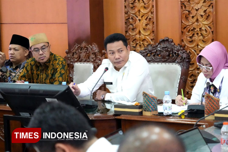 Bupati Sidoarjo Subandi bersama Ketua DPRD Sidoarjo Abdillah Nasih saat rapat terkait nasib ribuan pegawai Non-ASN Pemkab Sidoarjo yang gagal lolos PPPK. Mereka tidak di PHK dan bakal diangkat sebagai PPPK Paruh Waktu. (Syaiful Bahri/TIMES Indonesia)