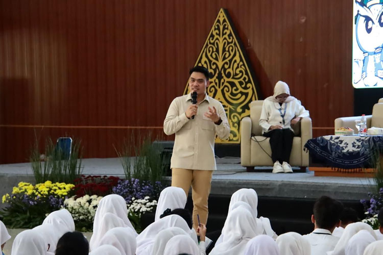 Anggota Komisi E DPRD Jatim Cahyo Harjo Prakoso saat menjadi pembicara dalam di PKKMB Fisipol Unesa, Rabu (20/8/2025). (FOTO: Dok. Pribadi)