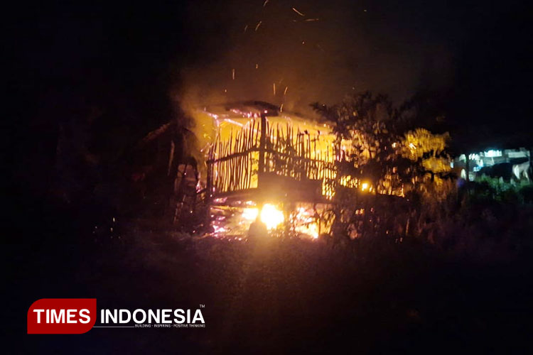 Kandang ternak kambing Miswari yang terpotret tengat terbakar. (FOTO: Damkarmat Banyuwangi for TIMES Indonesia)