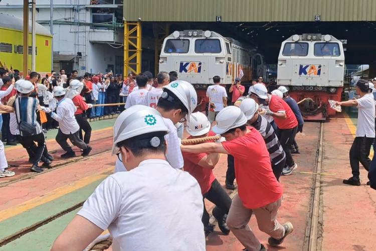 Ratusan pegawai PT. KAI Daop 2 Bandung saat mengikuti Lomba Tarik Lokomotif di Depo Lokomotif Bandung, Kamis (21/8/2025). (FOTO: Humas Daop 2 Bandung)