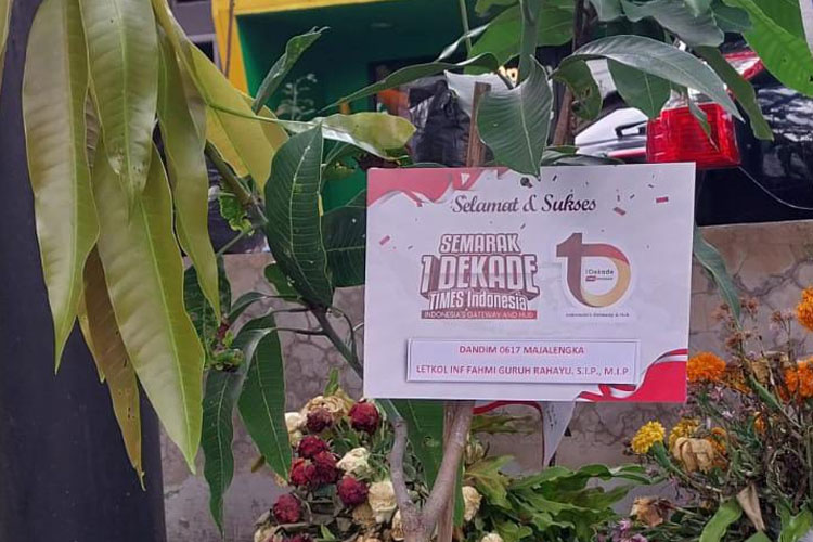 Dandim Majalengka Hadiahkan Bibit Pohon di Peringatan 1 Dekade TIMES Indonesia